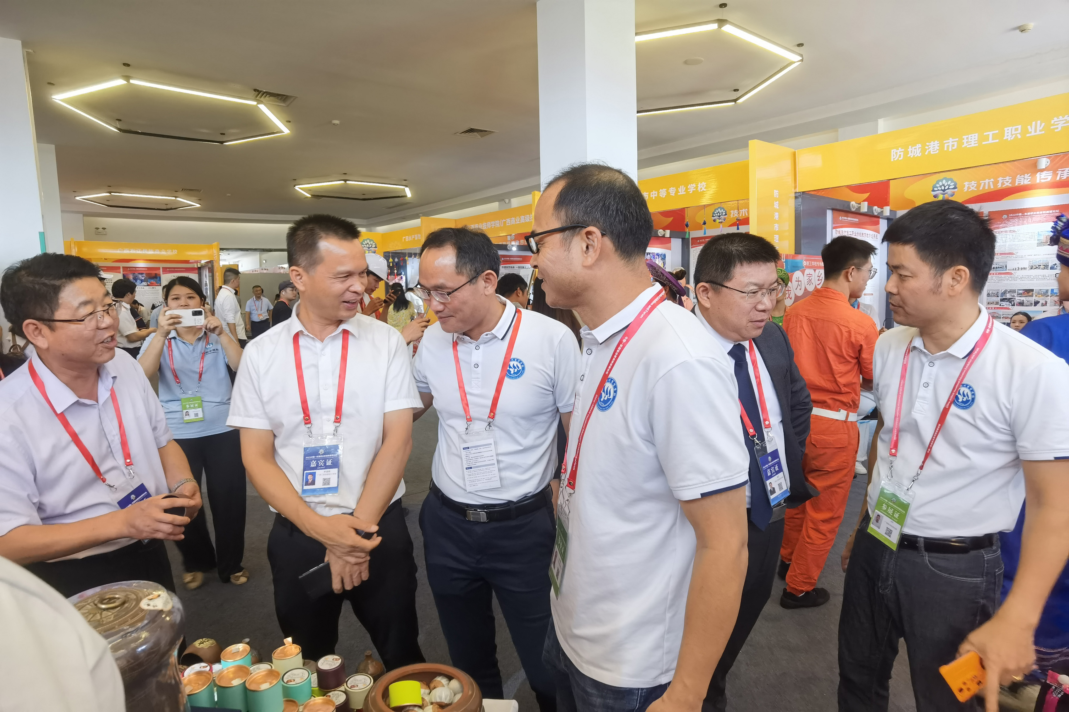 各兄弟院校校长到太阳集团0638展位参观交流.jpg