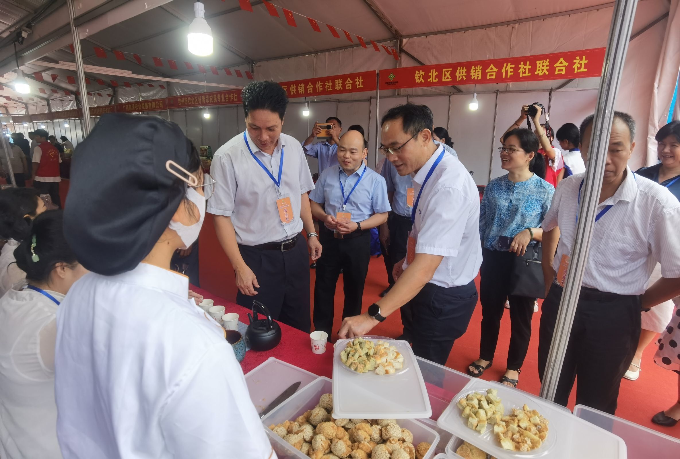 钦州市供销社领导们品尝中西面点专业学生作品.jpg