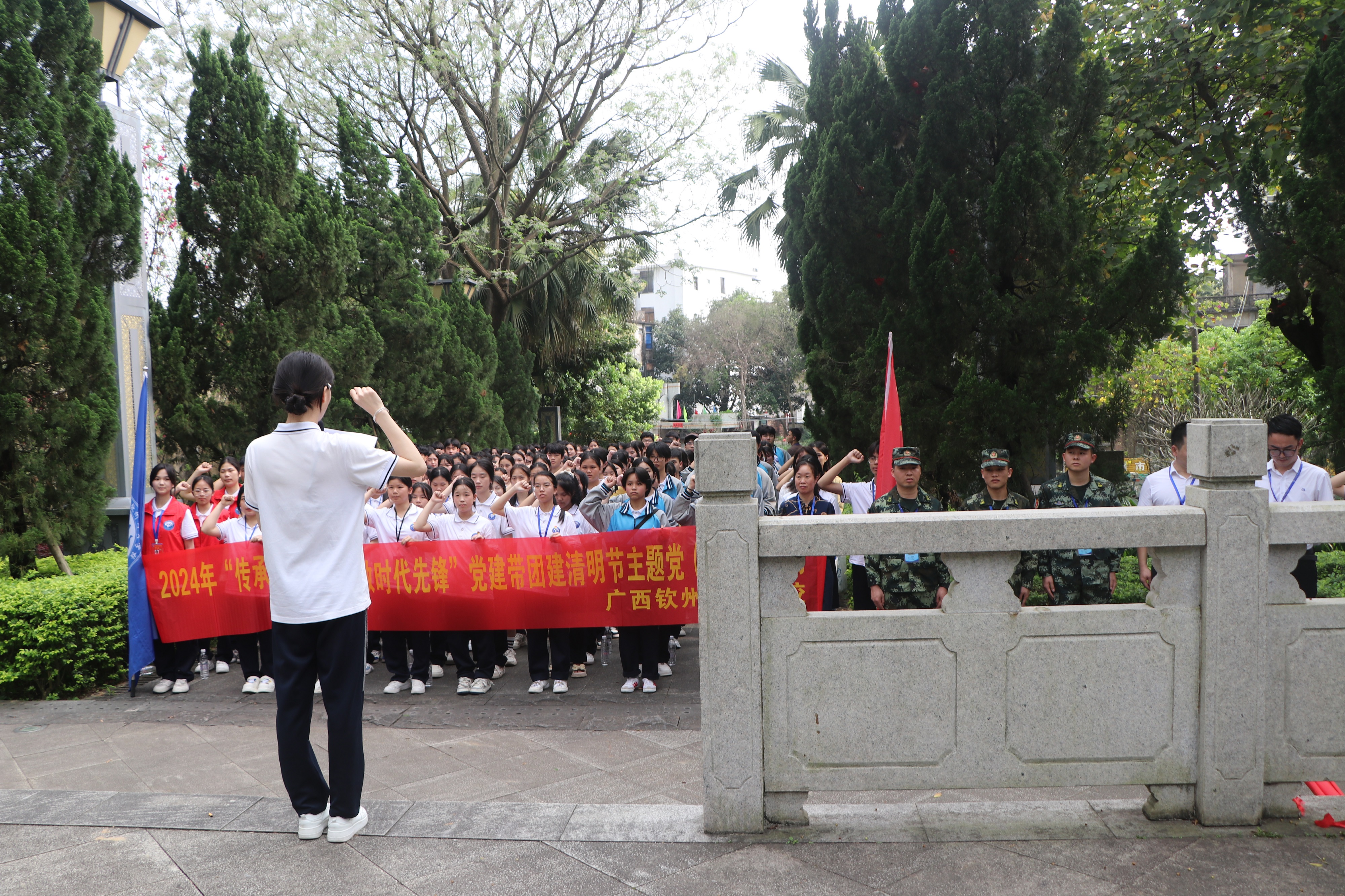 2.余佩芸上台发言并带领新团员宣誓.jpg