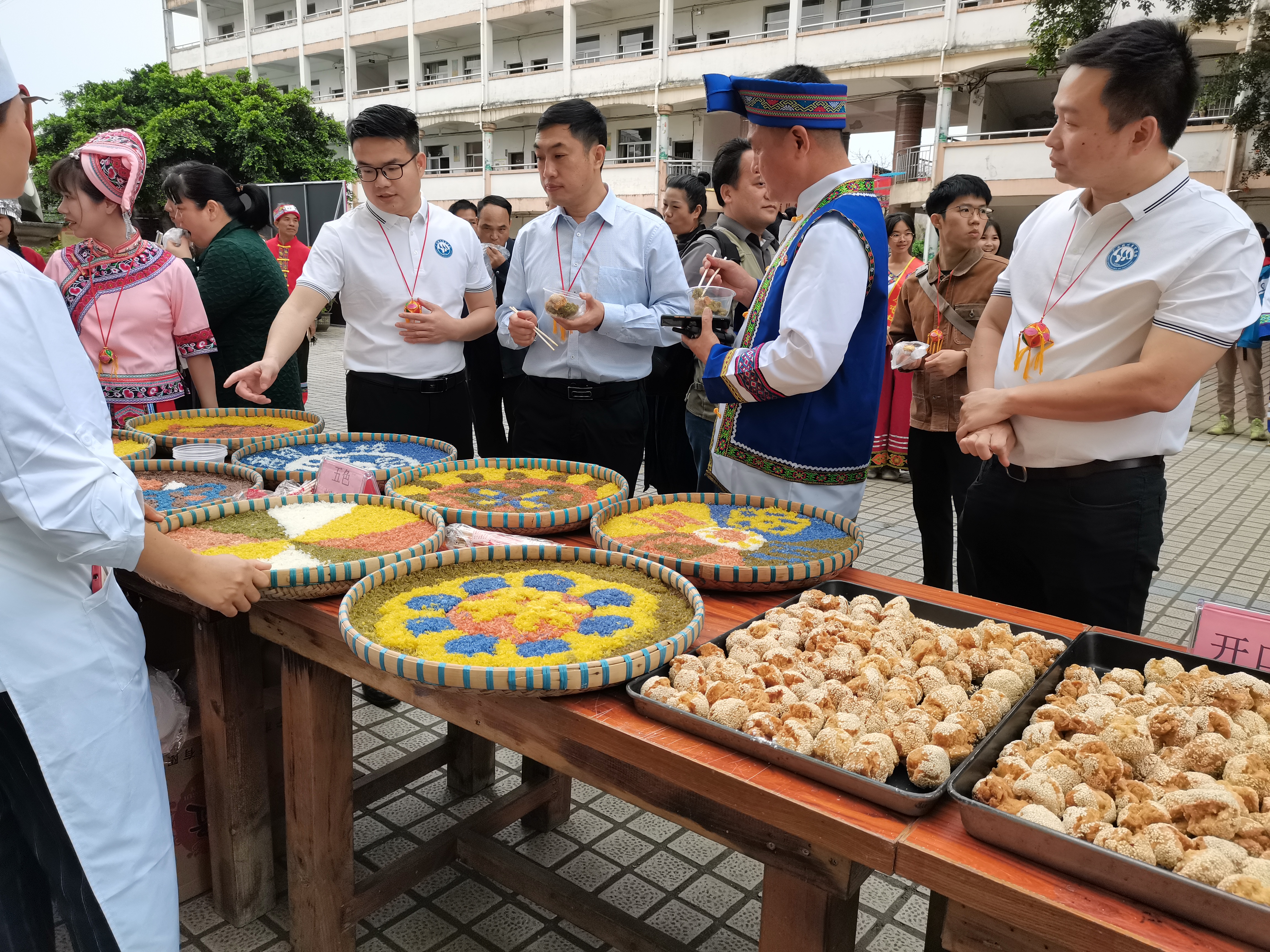 甘助理向师生们介绍太阳集团0638学生制作的民族美食.jpg